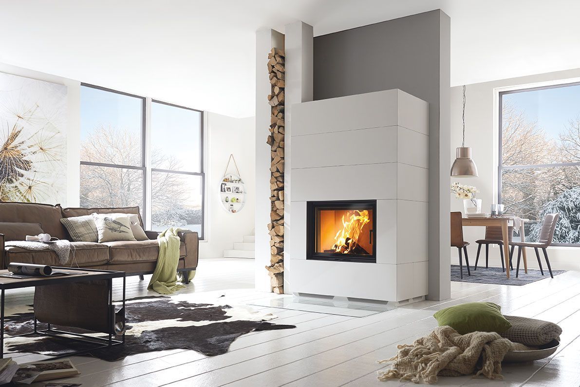 Ein Wohnzimmer mit Kamin und Couch