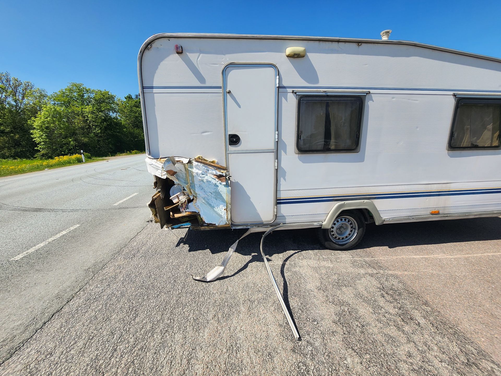 caravane ayant subi un choque à l'arriére