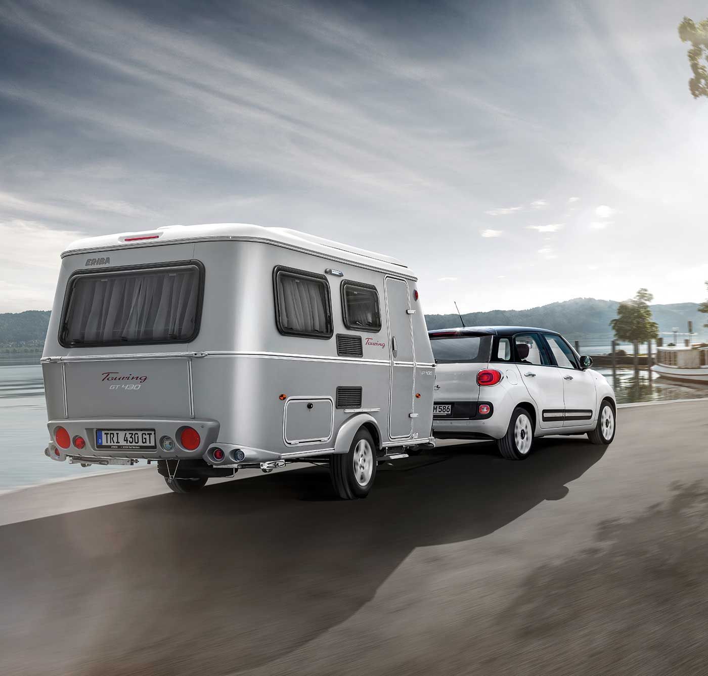 voiture fiat 500 en train de tracter une caravane