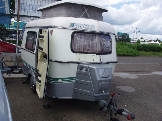 Caravane avec toi sur élevé pour le couchage