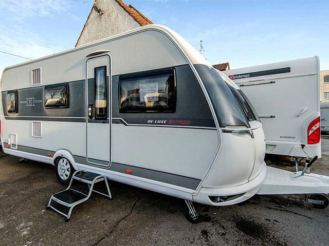 Caravane blanche et avec bandeau gris