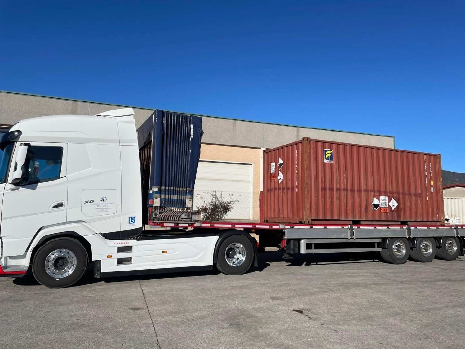 Camión cisterna circulando por una carretera, transportando una sustancia peligrosa.
