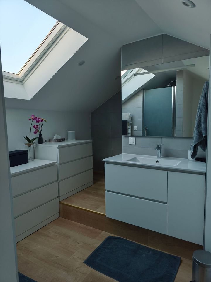Une salle de bains blanche