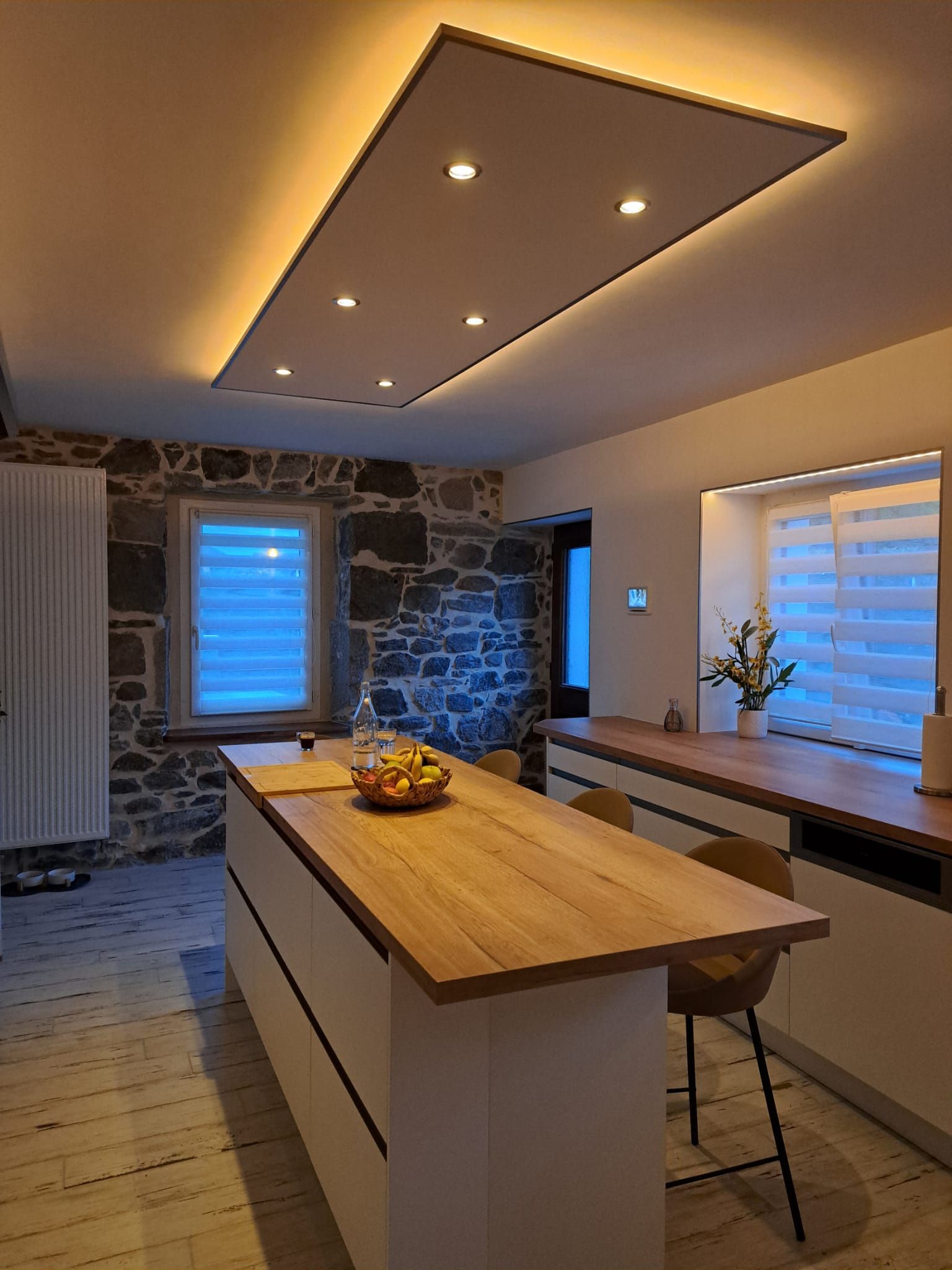 Cuisine avec mur en pierres
