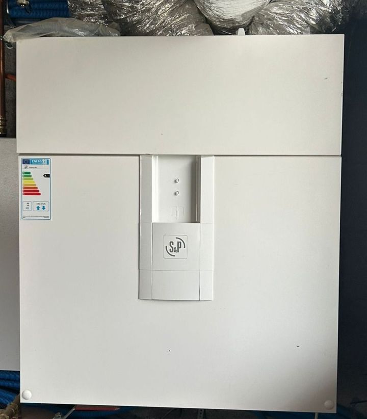 Un chauffe-eau blanc