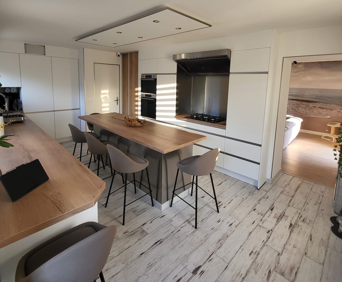 Une cuisine avec îlot central