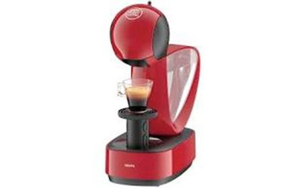 Una cafetera roja con una taza de café dentro.
