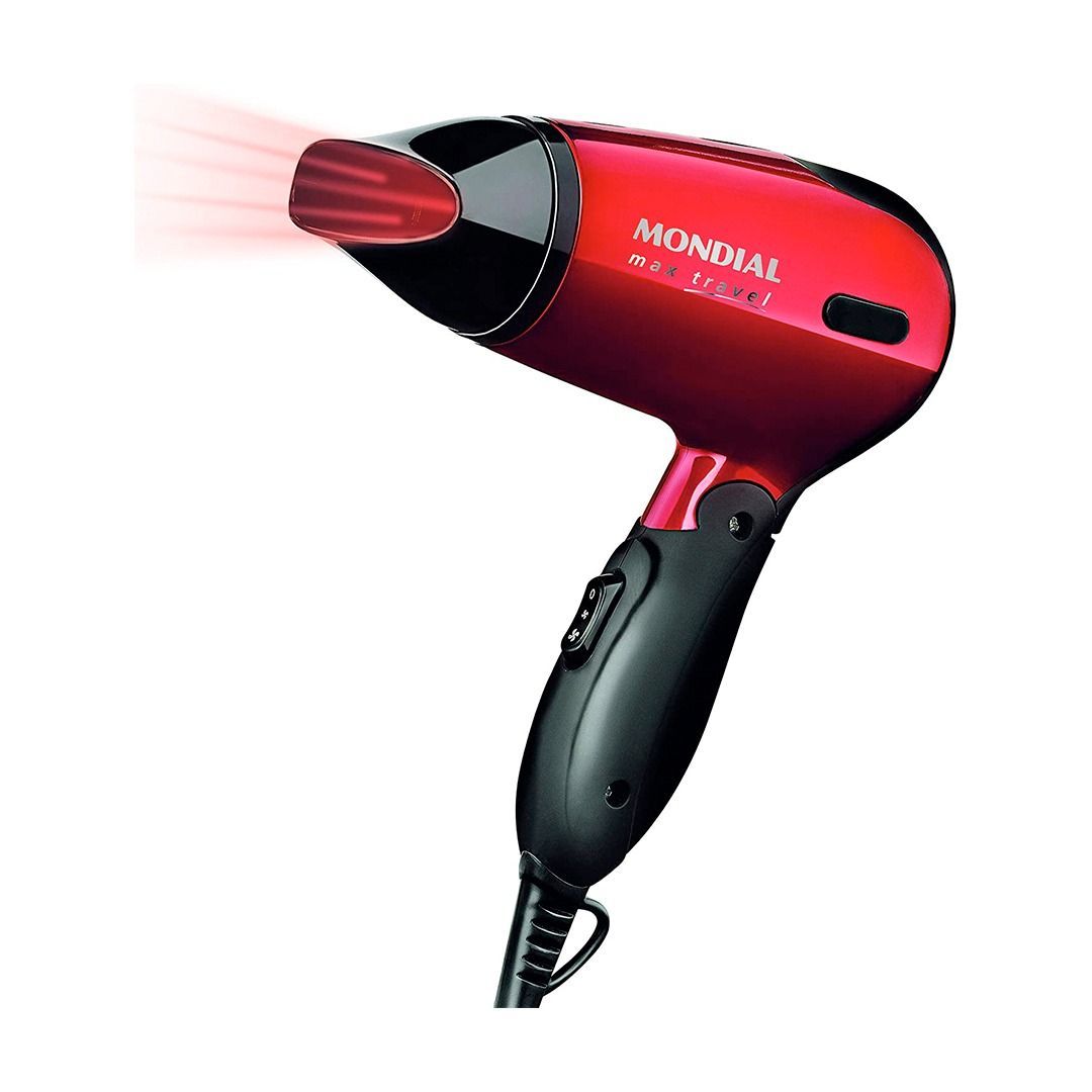 Un secador de pelo rojo y negro está sobre un fondo blanco.