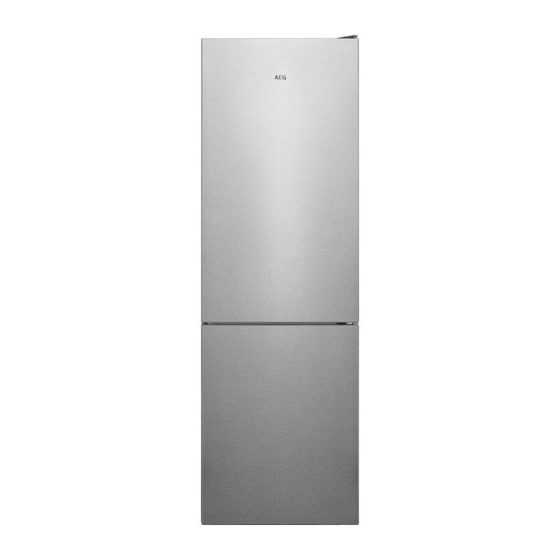 Un refrigerador-congelador de acero inoxidable está sobre una superficie blanca.