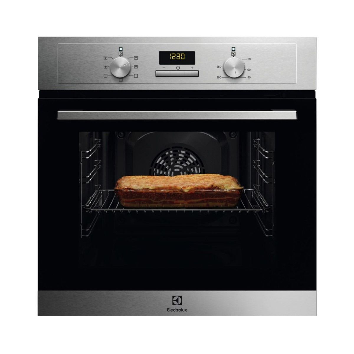 Una hogaza de pan se cocina en un horno de acero inoxidable.