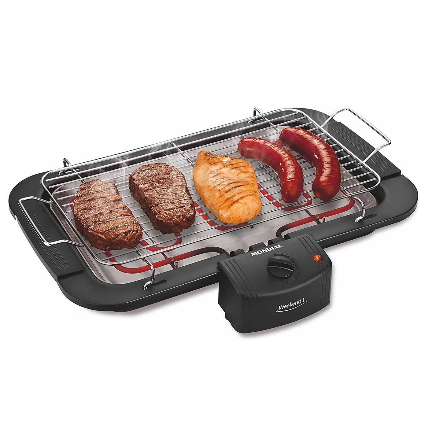 Una parrilla con carne y salchichas.