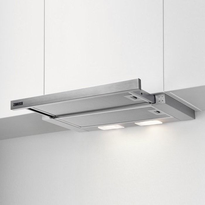 Una campana de acero inoxidable cuelga del techo de una cocina.