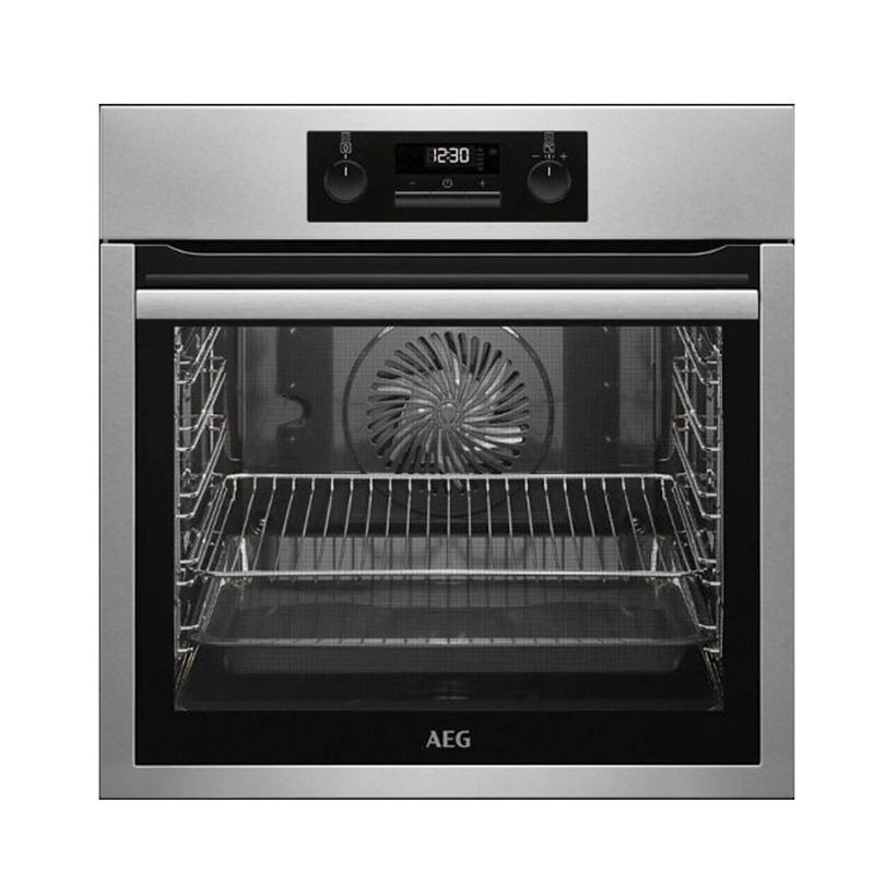 Un horno de acero inoxidable con una bandeja en su interior.