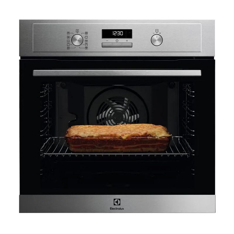 Un horno de acero inoxidable con una barra de pan dentro.