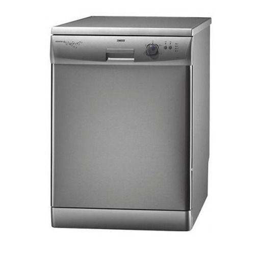 Un lavavajillas de acero inoxidable sobre un fondo blanco.