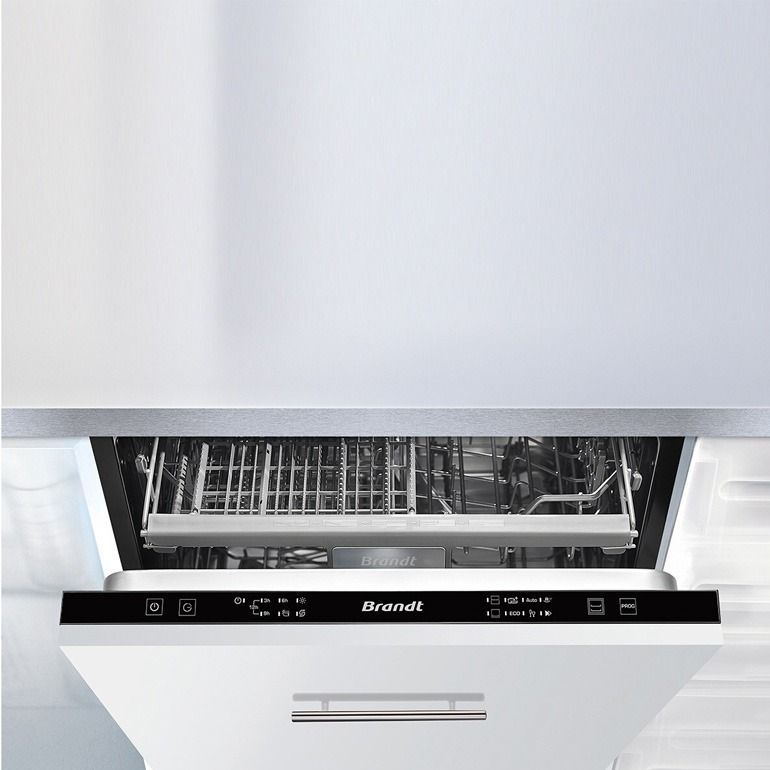Un lavavajillas Brandt se encuentra en un armario blanco.