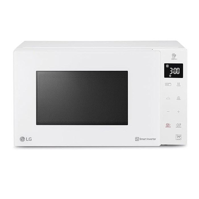 Un horno microondas LG blanco con una pantalla negra sobre un fondo blanco.
