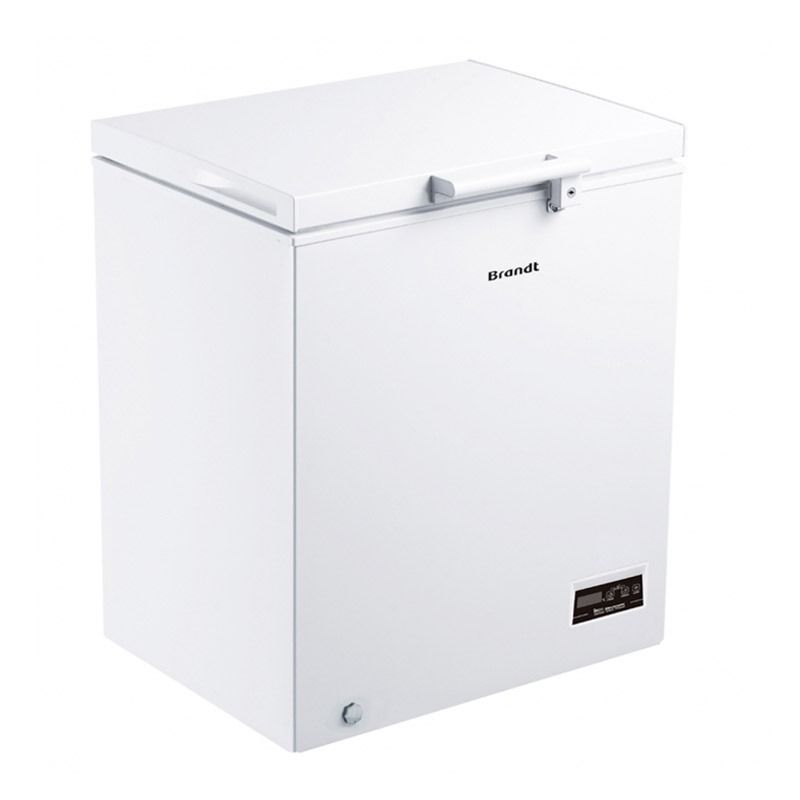 Un congelador horizontal blanco está sobre una superficie blanca