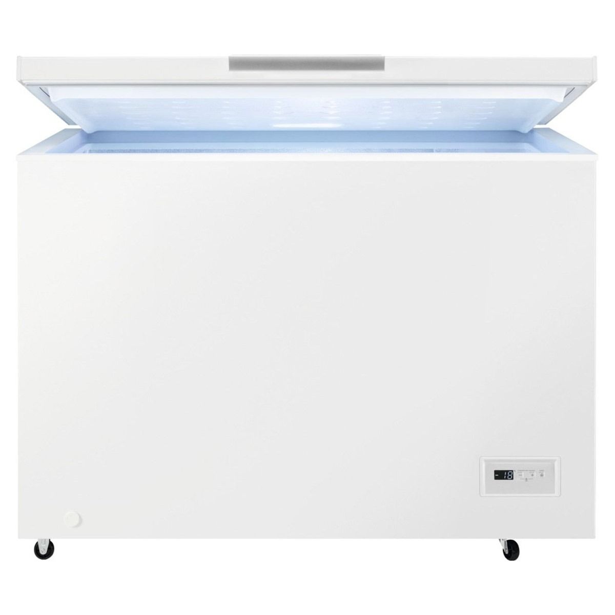 Un congelador horizontal blanco con la puerta abierta sobre un fondo blanco.