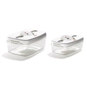 Dos recipientes de plástico transparente con tapas blancas sobre un fondo blanco.