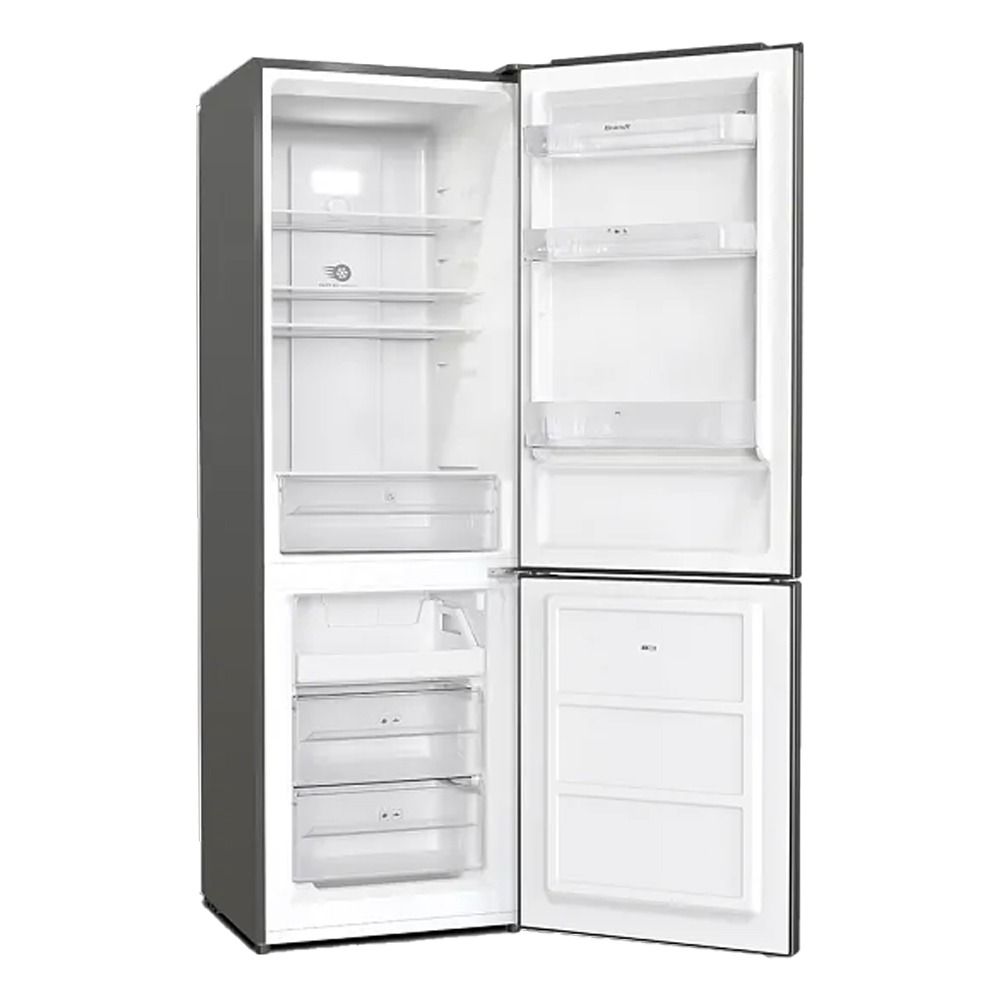 Un refrigerador-congelador negro está sobre una superficie blanca.