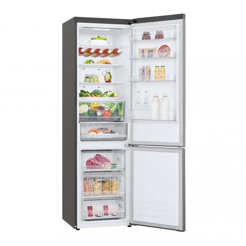 Un refrigerador-congelador de acero inoxidable está sobre una superficie blanca.