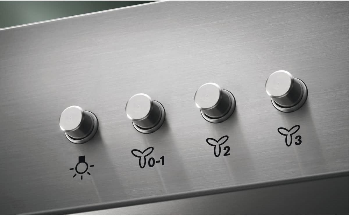 Una campana de acero inoxidable cuelga del techo de una cocina.