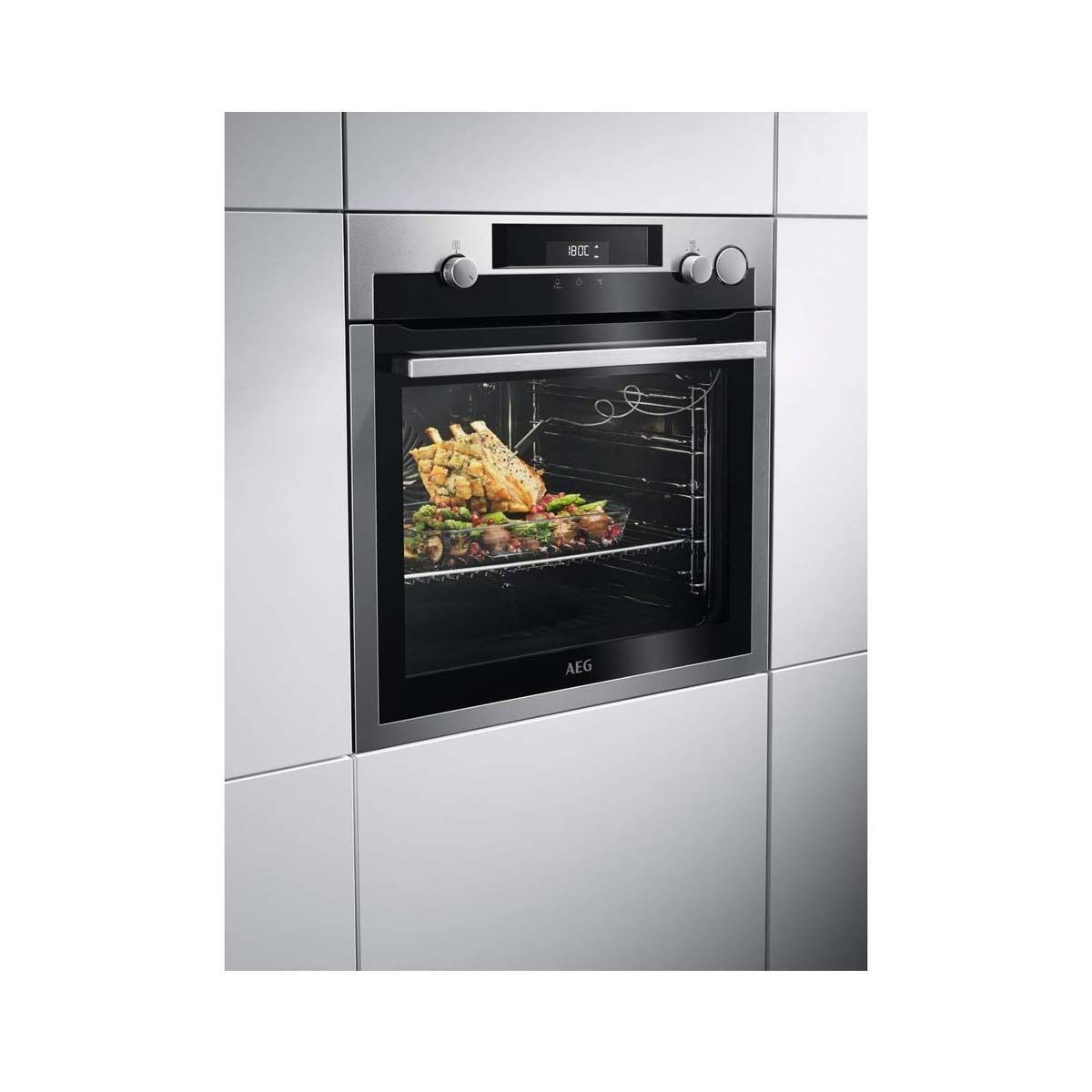 Un horno de acero inoxidable con rejilla y ventilador sobre un fondo blanco.