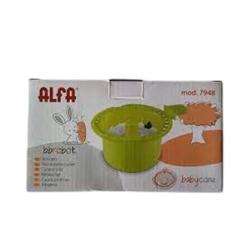 Un cuenco verde con un conejo encima está dentro de una caja.