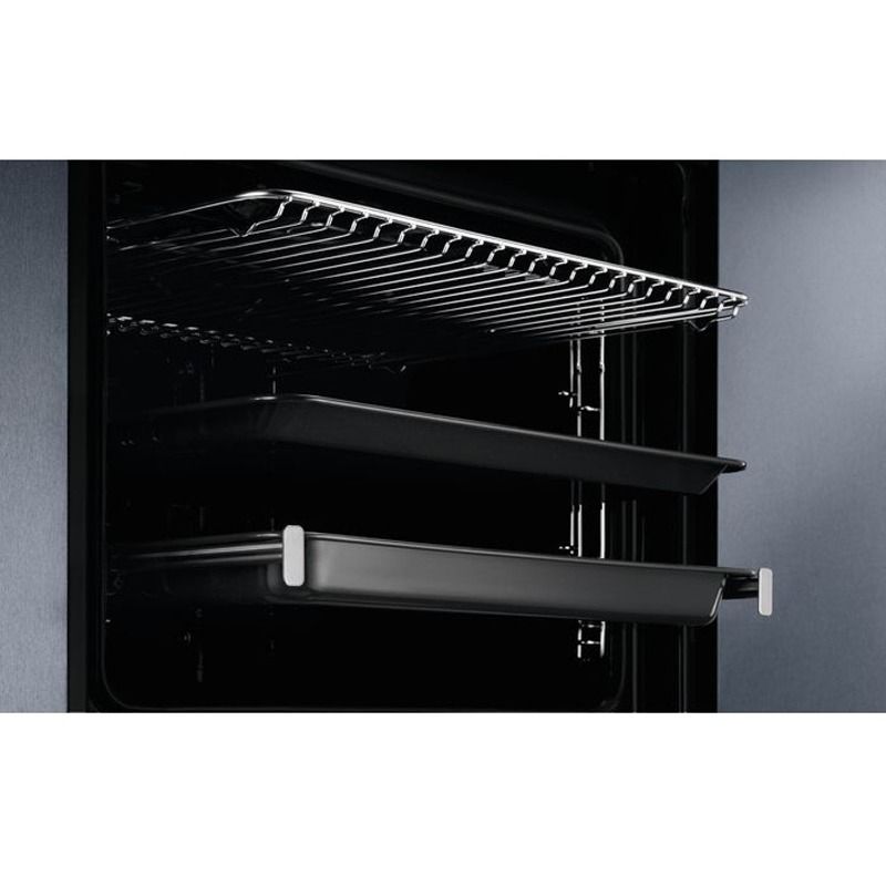 Un horno de acero inoxidable con un trozo de carne dentro.