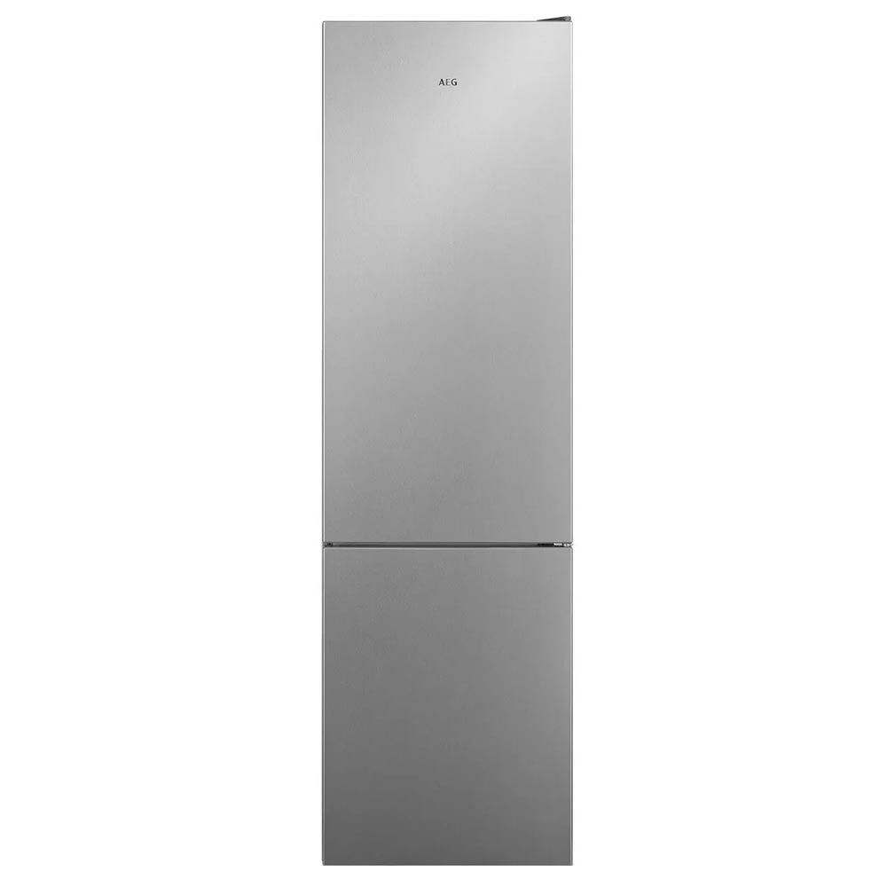 Un frigorífico-congelador de acero inoxidable sobre un fondo blanco.
