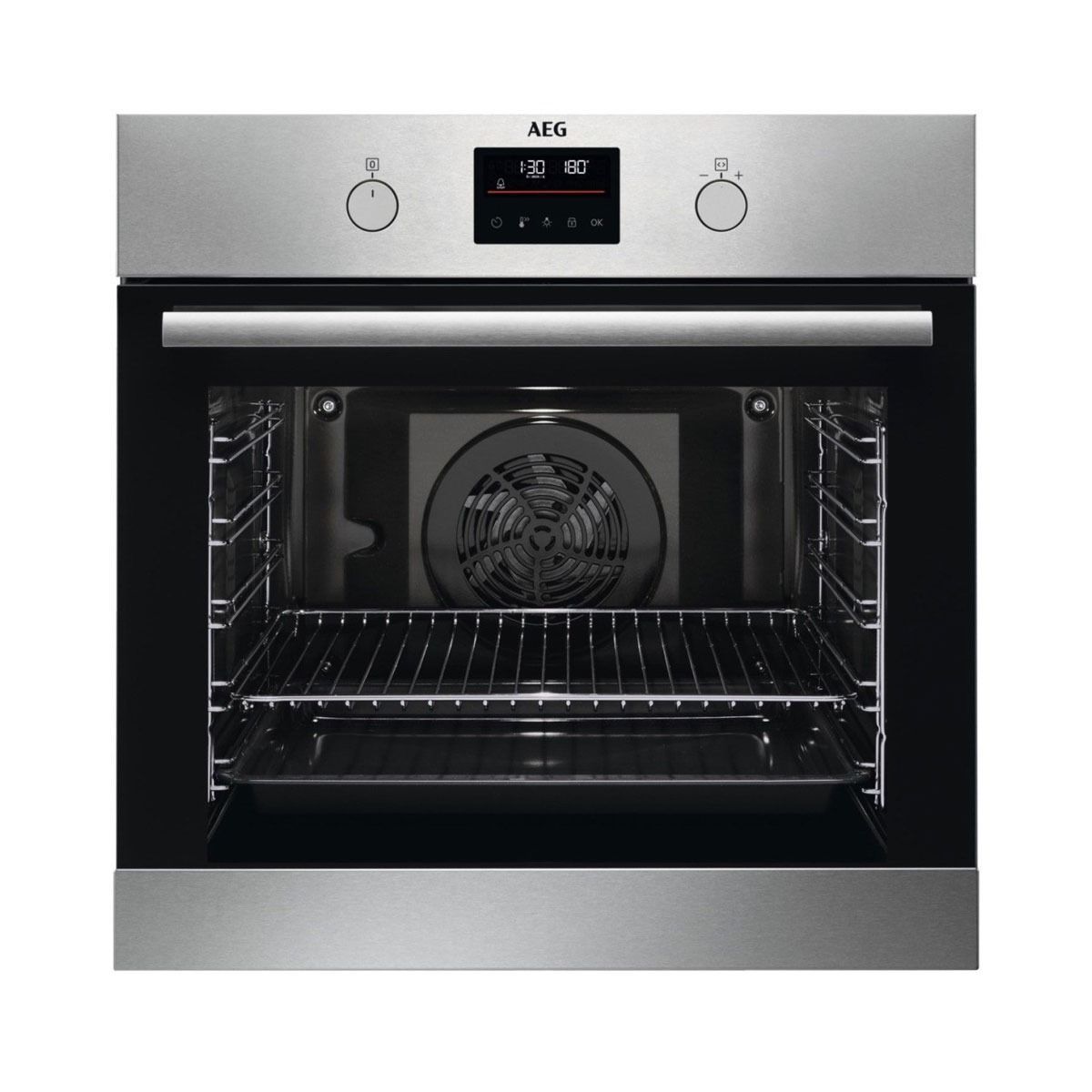 El interior de un horno de acero inoxidable con la puerta abierta.