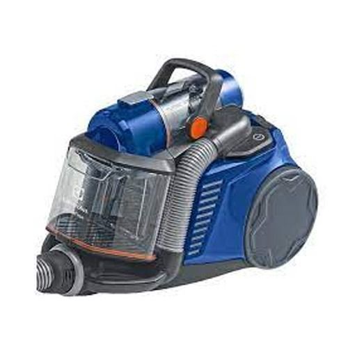 Una aspiradora azul con una manguera conectada a ella sobre un fondo blanco.