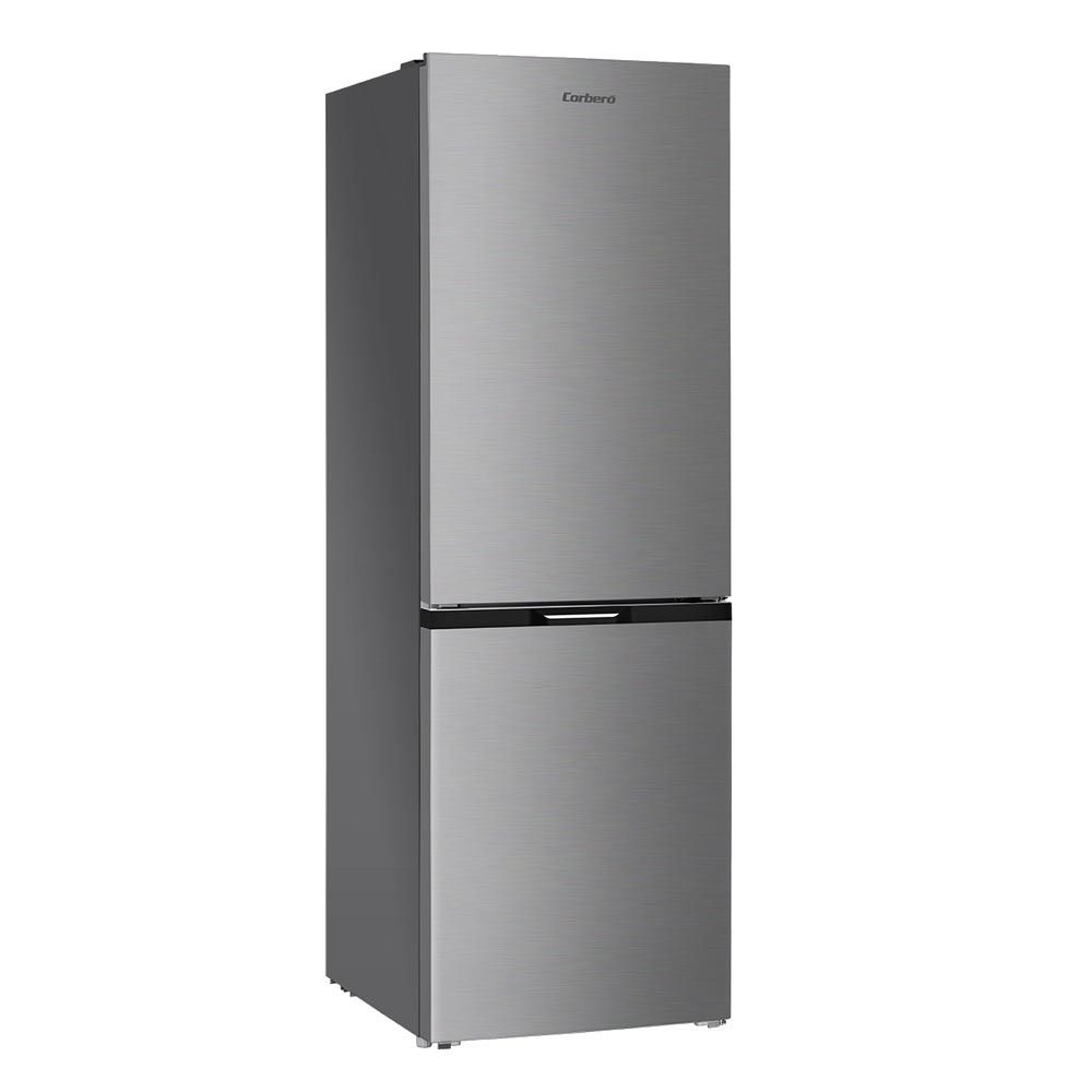 Un frigorífico-congelador de acero inoxidable sobre un fondo blanco.