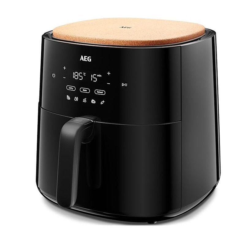 Una freidora de aire negra con una bandeja de madera encima.