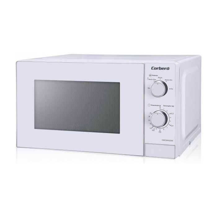 Un horno microondas Carberg blanco está sobre una superficie blanca.