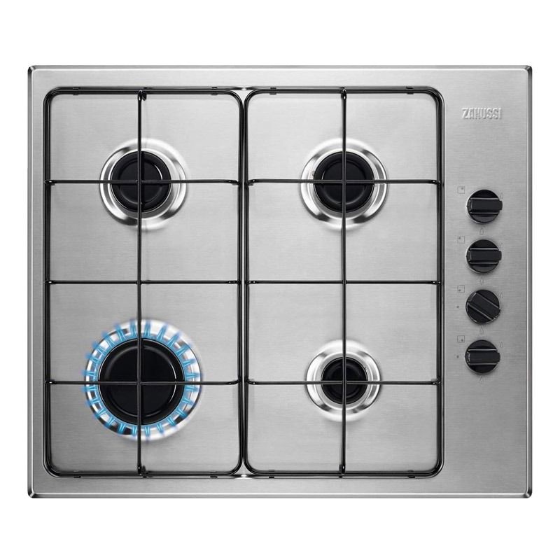 Una estufa de gas de acero inoxidable con cuatro quemadores sobre un fondo blanco.