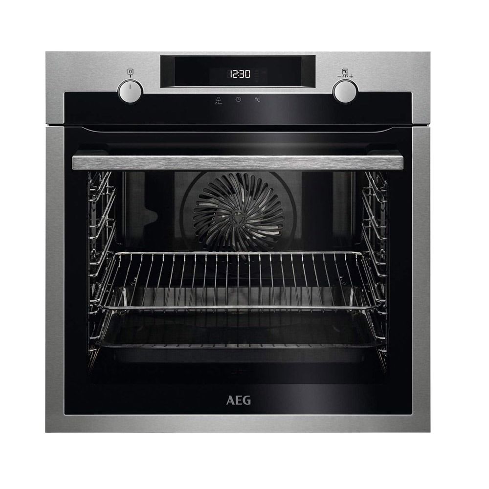 Es un horno de acero inoxidable con puerta negra.