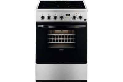 Un horno de acero inoxidable con puerta negra.