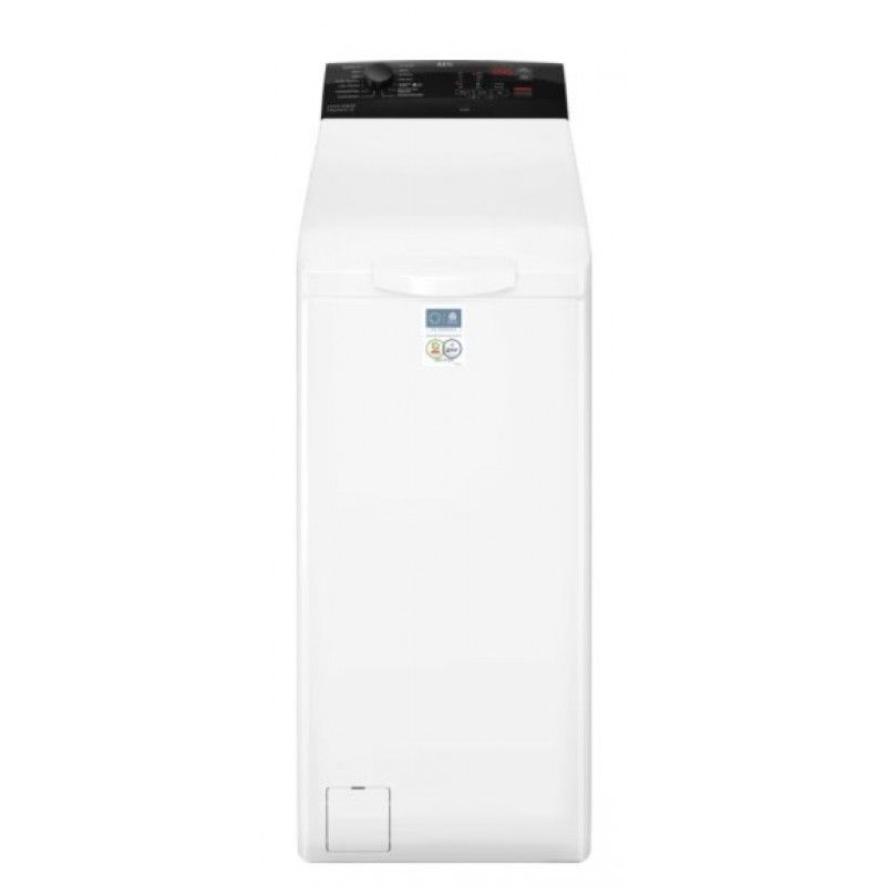 Lavadora de carga superior blanca con panel de control y tapa frontal oscuros sobre un fondo liso.