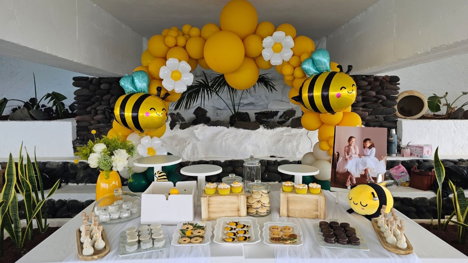 Una mesa decorada para una fiesta de cumpleaños con temática de abejas.