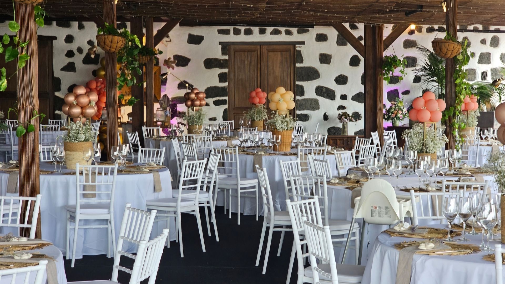 Una gran sala con mesas y sillas preparadas para una recepción de boda.