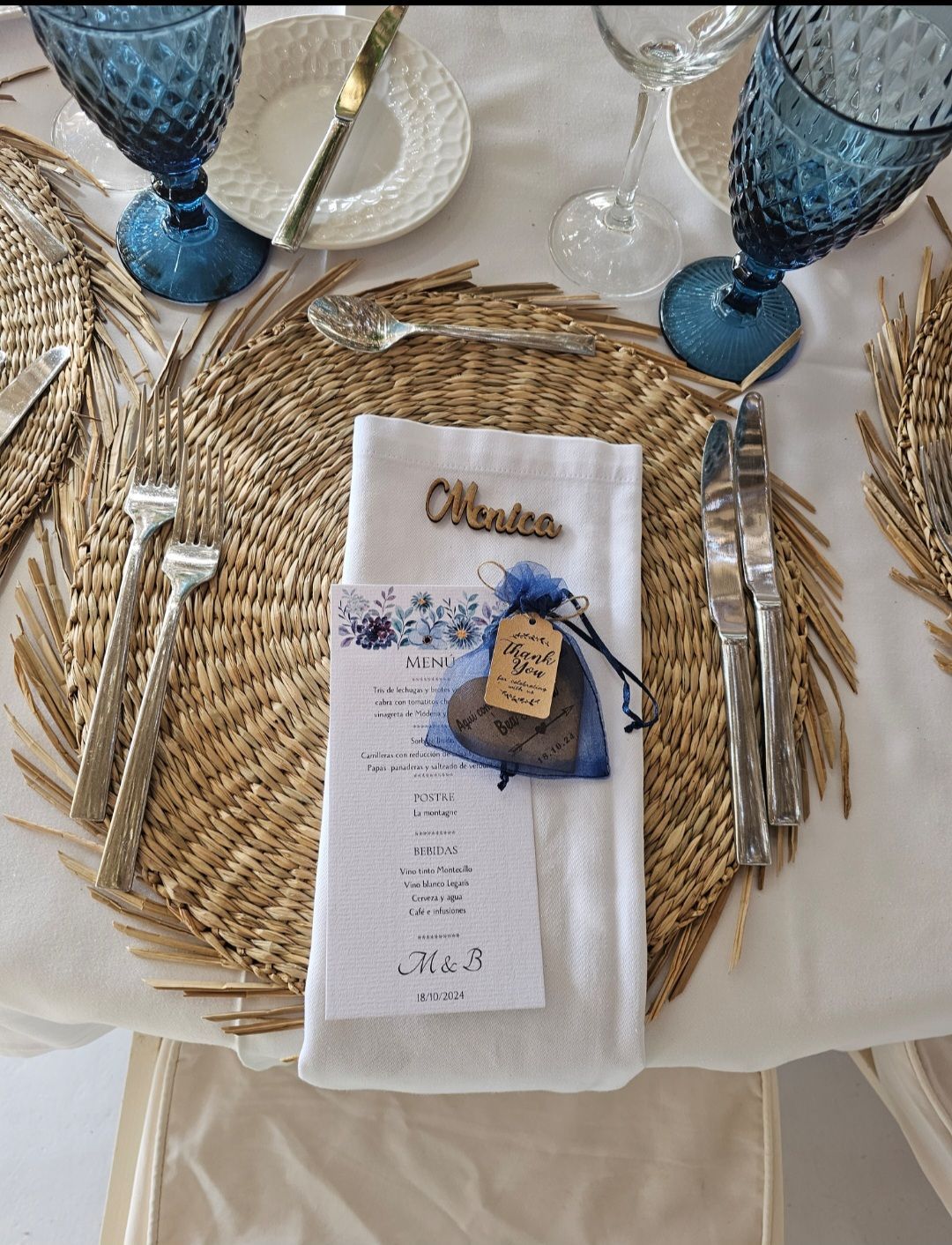 Un lugar con un menú en una servilleta