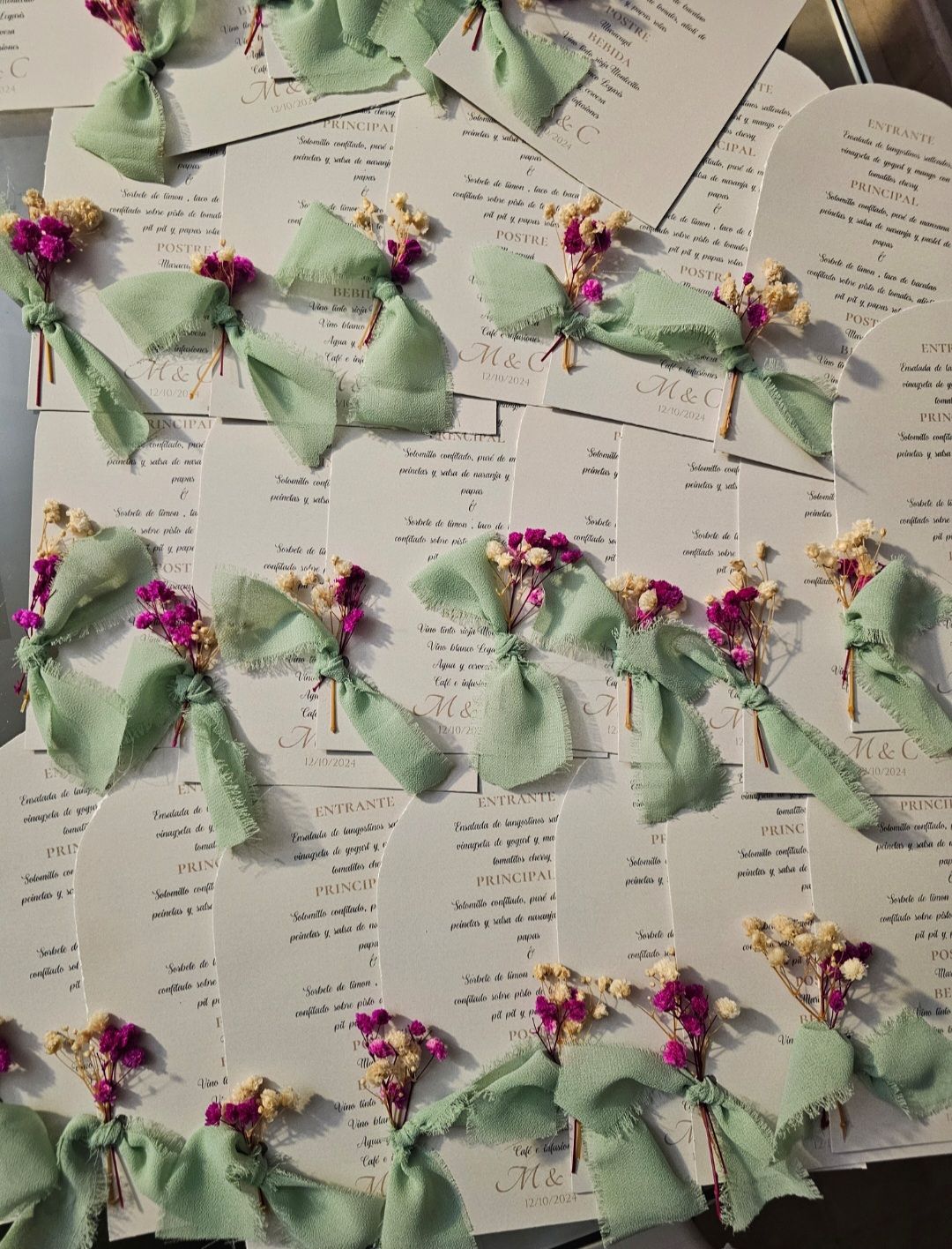 Un montón de tarjetas con flores están sobre una mesa.