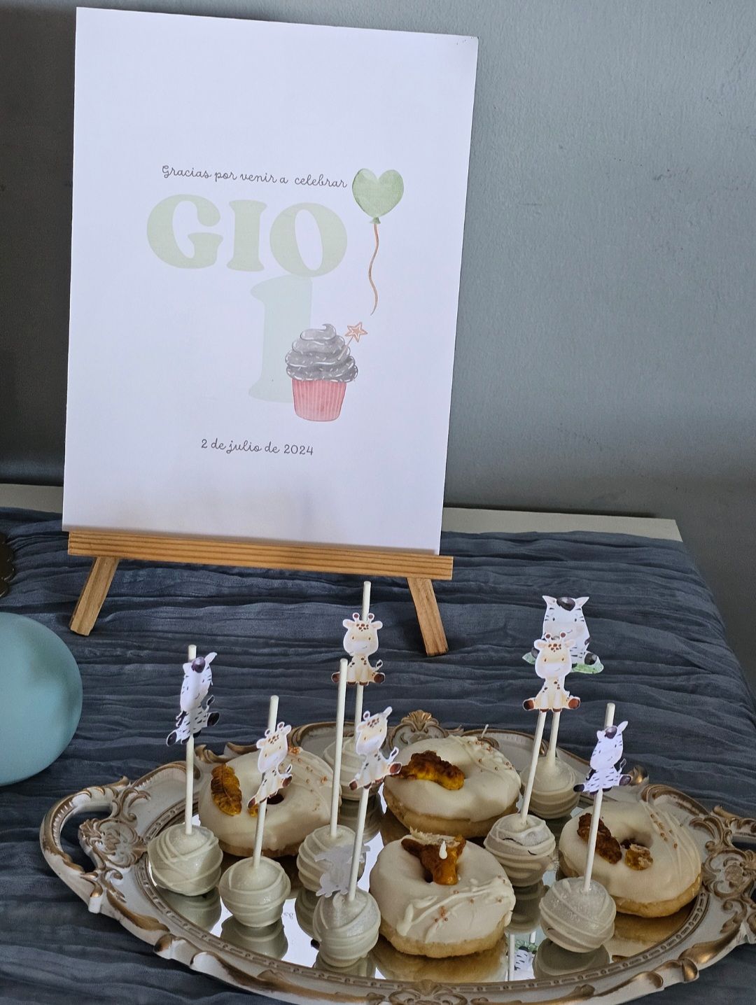 Una mesa con un cartel que dice gio