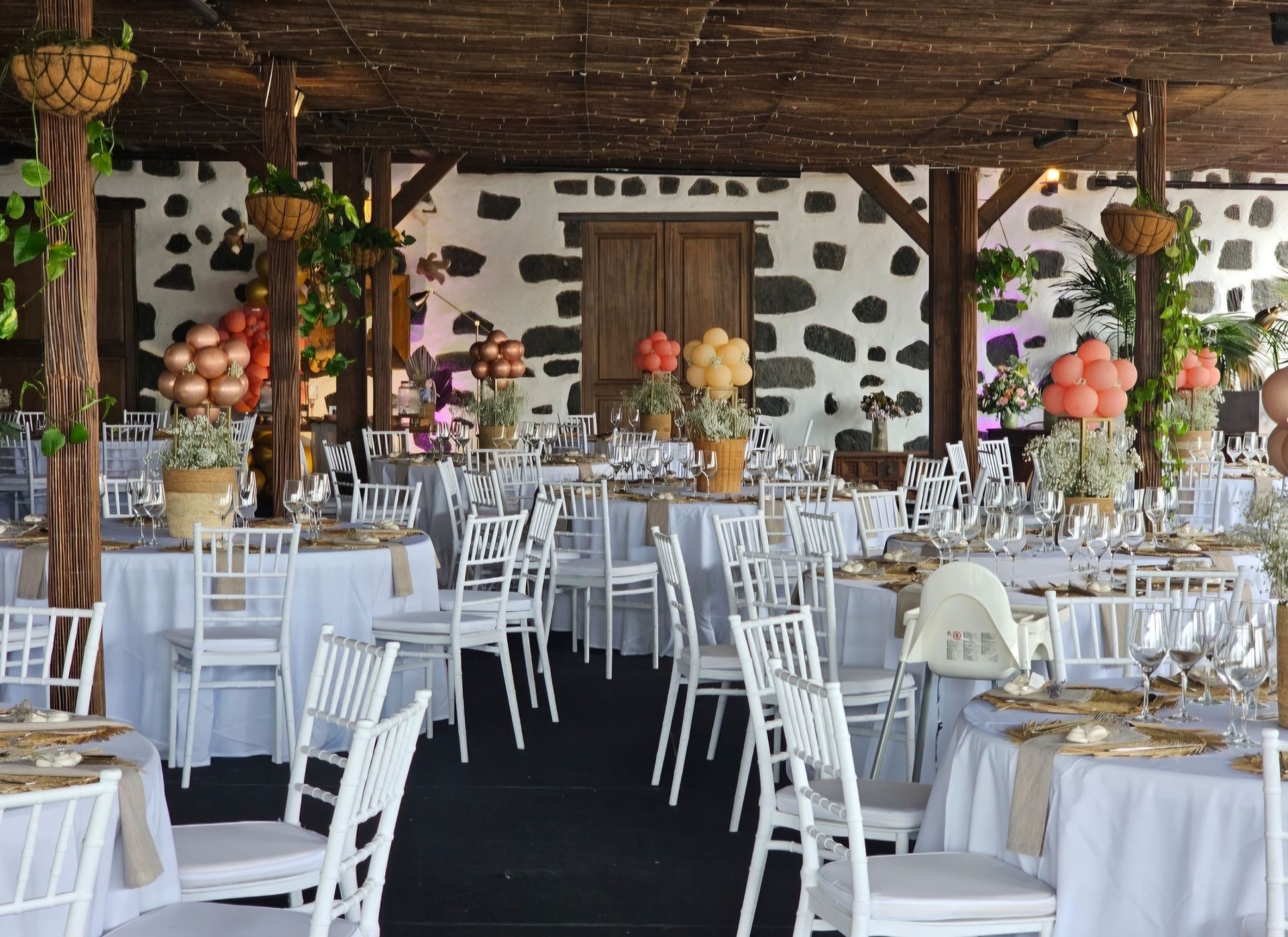 Una gran sala con mesas y sillas preparadas para una recepción de boda.