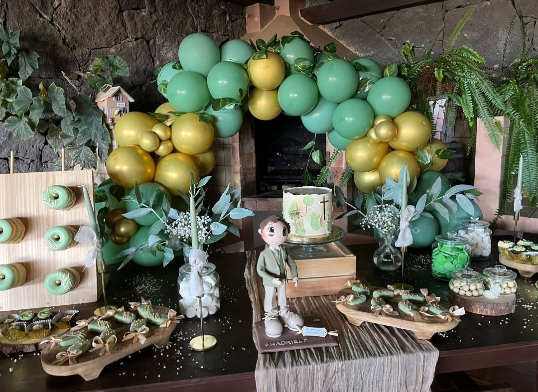 Una mesa con un montón de globos encima.