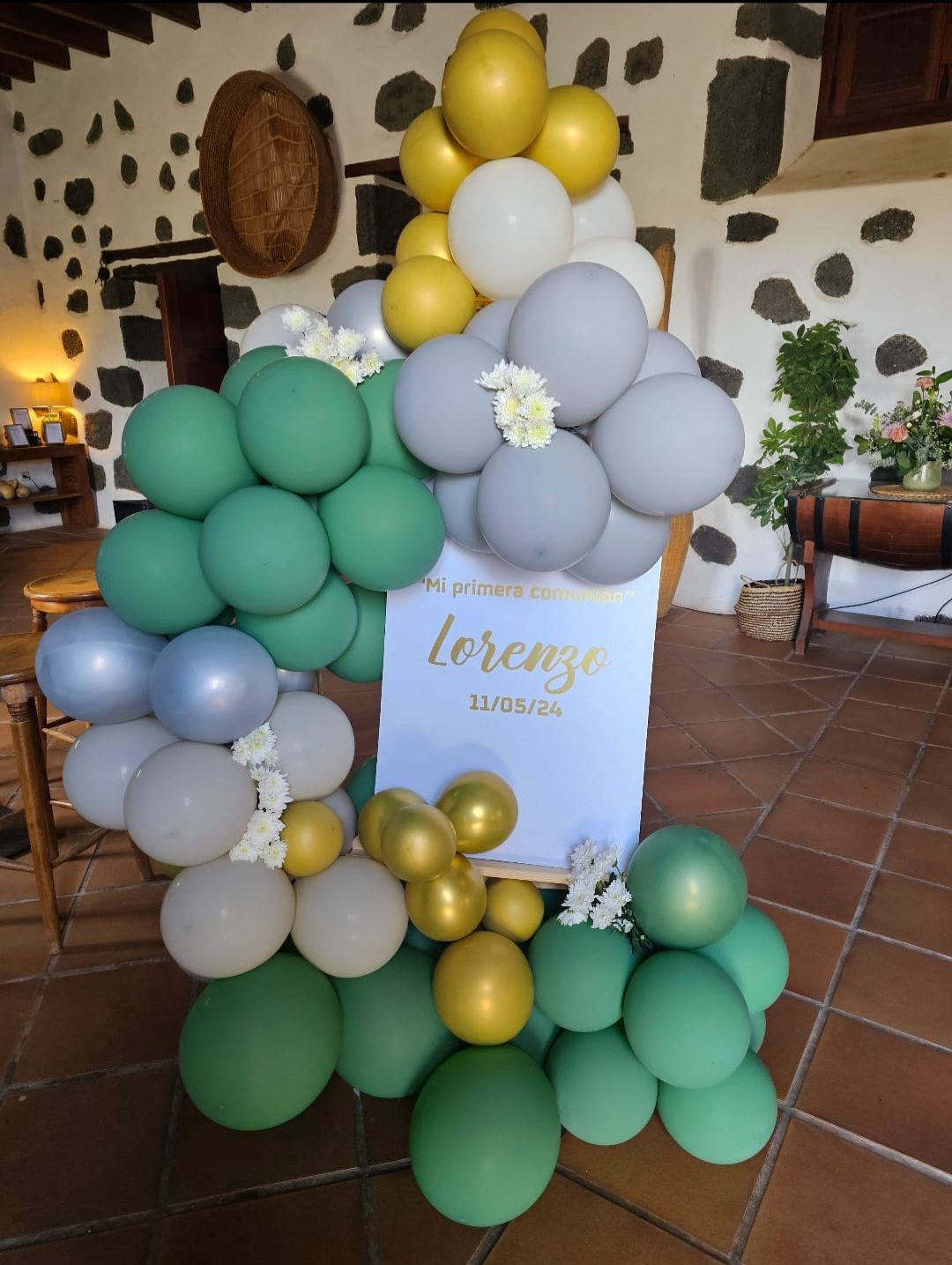 Un montón de globos en una habitación con un cartel que dice lorenzo