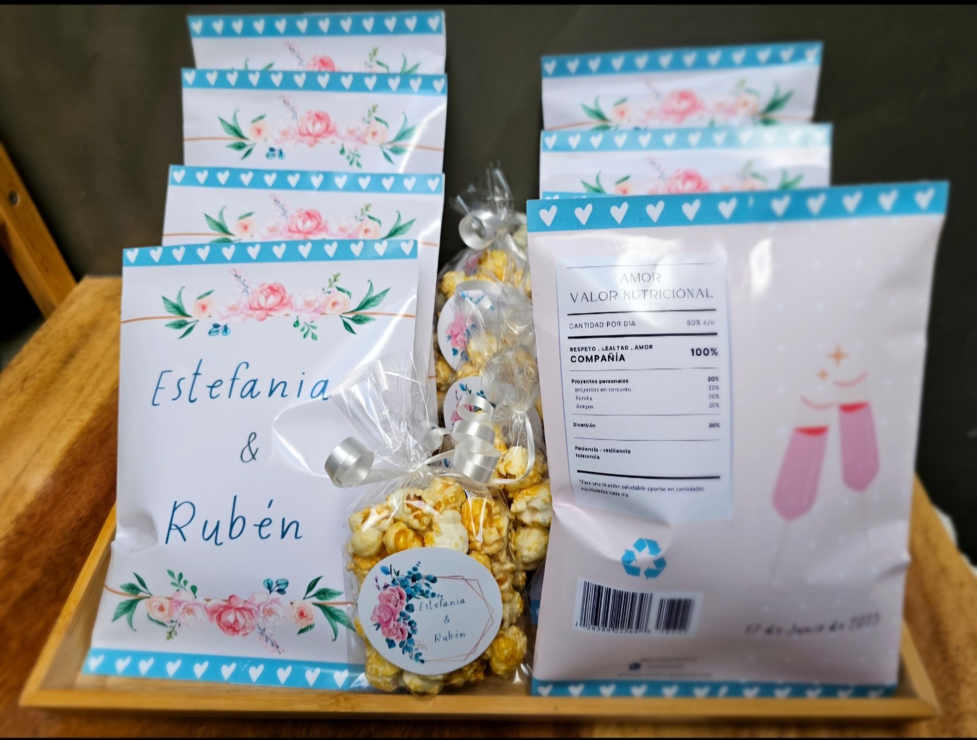 Una bandeja de palomitas con un cartel que dice Estefanía y Rubén.