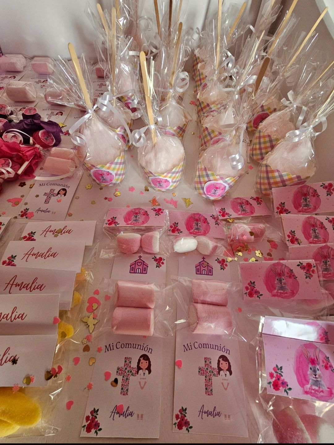 Hay muchos tipos diferentes de dulces en la mesa.